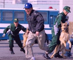 (2)Police hold antiterrorism drills for Bush visit